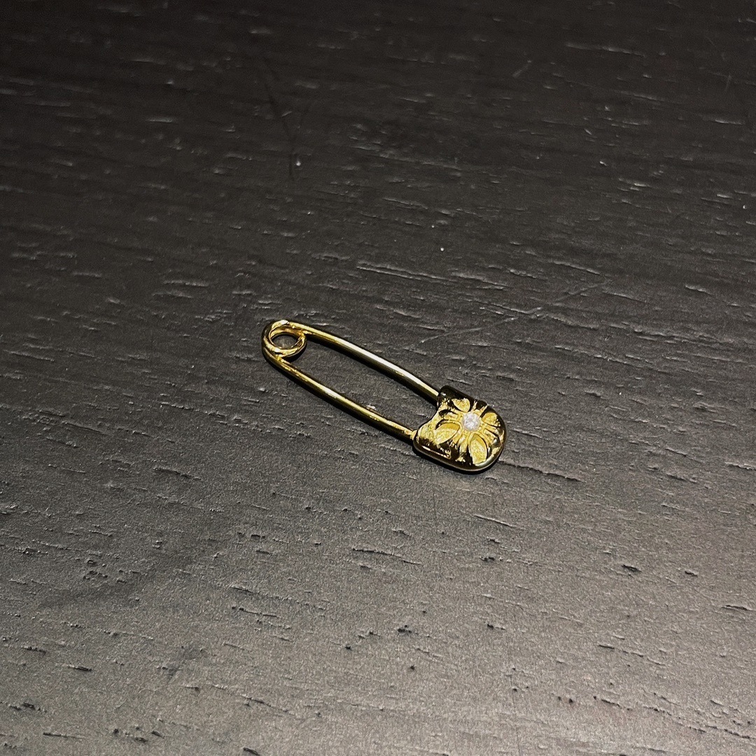 Chrome Hearts（クロム・ハーツ）の金メッキで石を飾ったピン