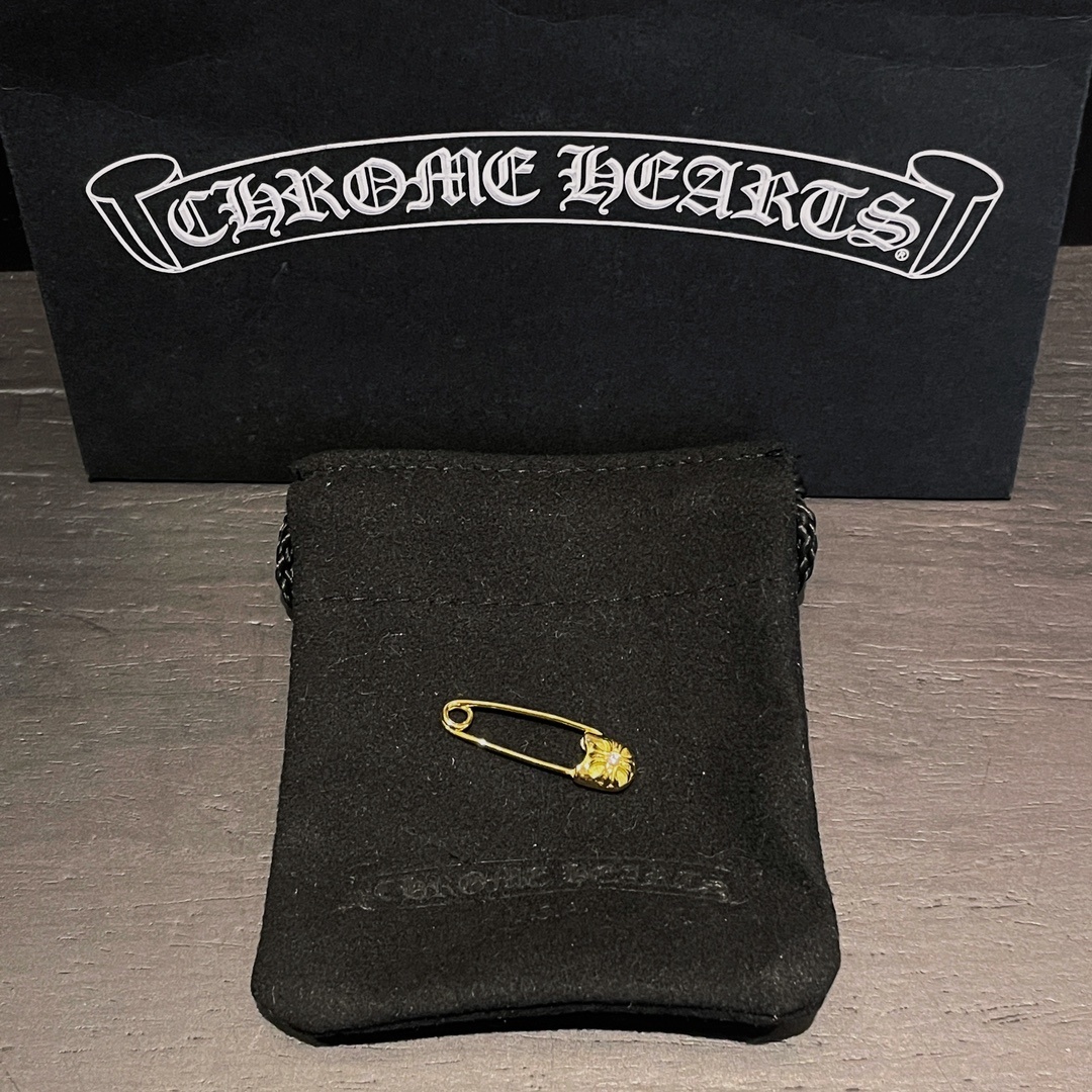 Chrome Hearts（クロム・ハーツ）の金メッキで石を飾ったピン