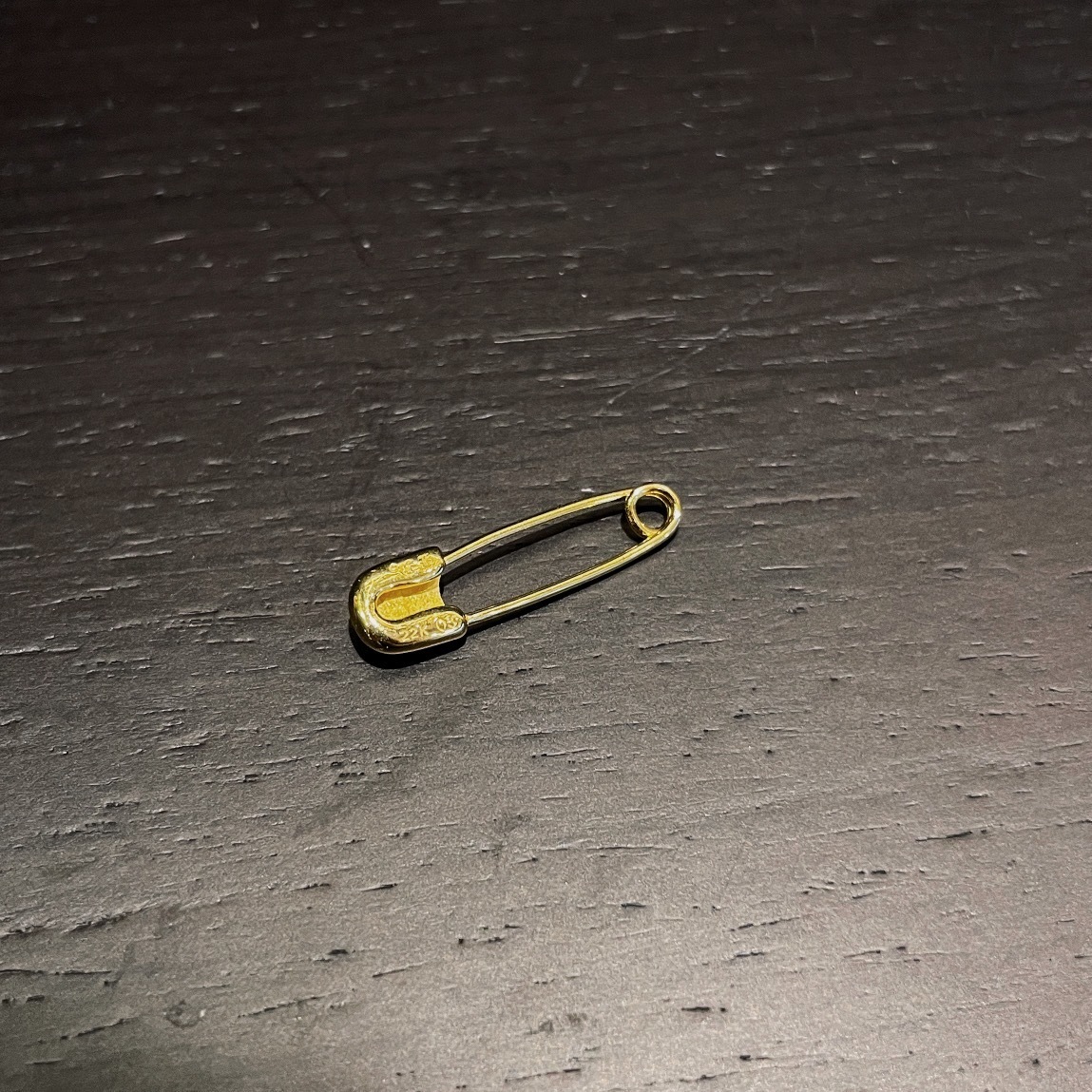 Chrome Hearts（クロム・ハーツ）の金メッキで石を飾ったピン