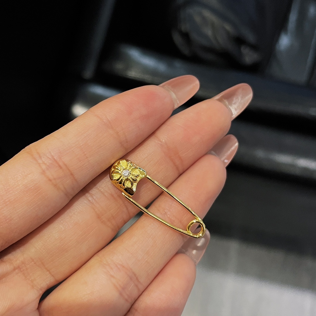 Chrome Hearts（クロム・ハーツ）の金メッキで石を飾ったピン