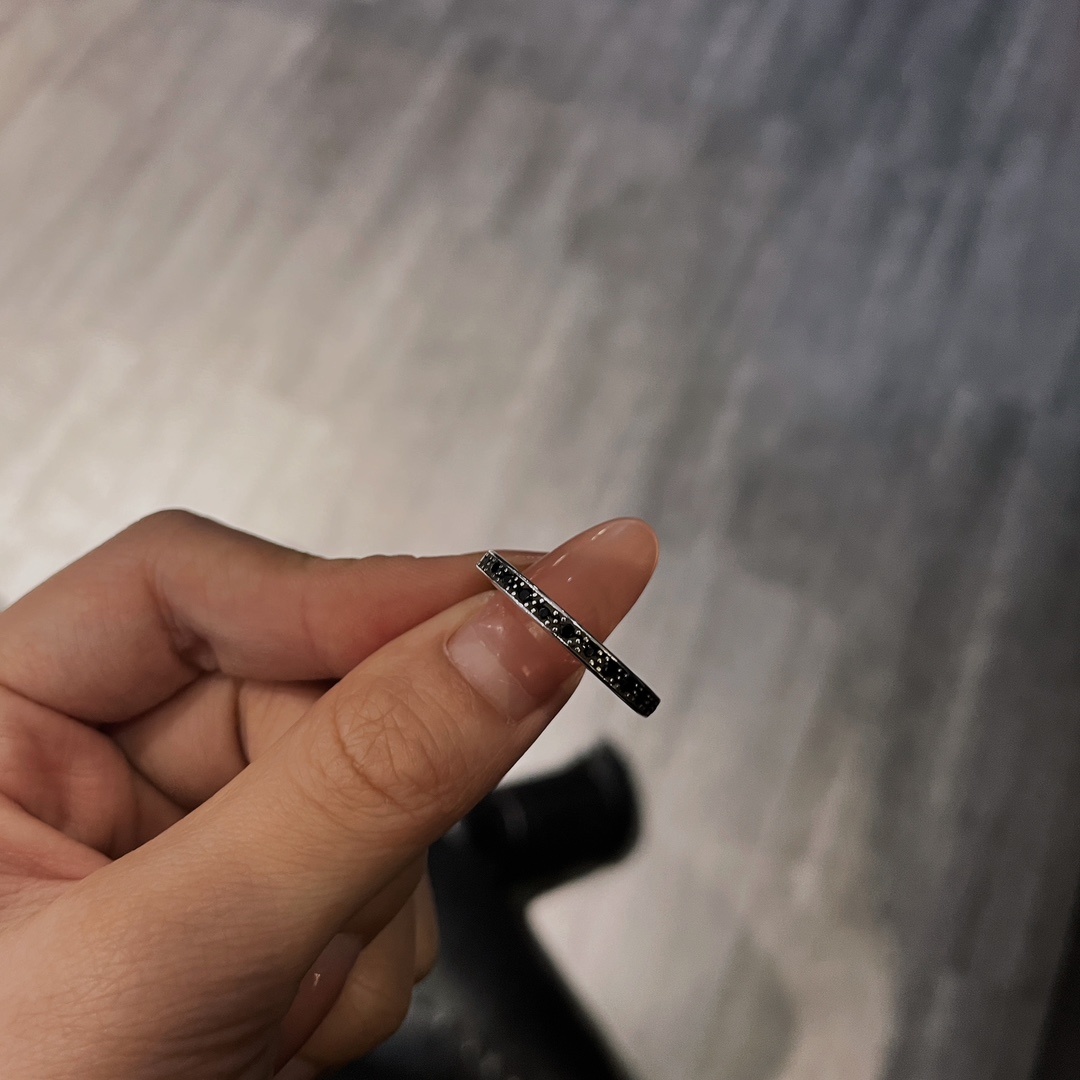 Chrome Hearts（クロム・ハーツ）の幅 3mm で全面に青色ダイヤモンドを埋めたストリップコクーンリング