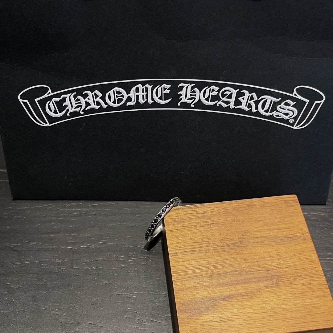 Chrome Hearts（クロム・ハーツ）の幅 3mm で全面に青色ダイヤモンドを埋めたストリップコクーンリング