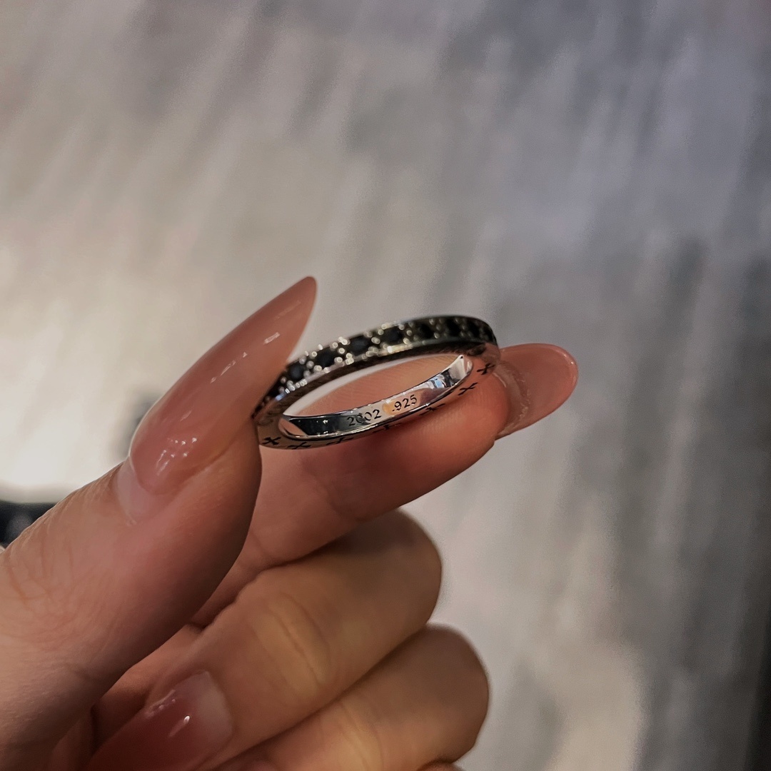 Chrome Hearts（クロム・ハーツ）の幅 3mm で全面に青色ダイヤモンドを埋めたストリップコクーンリング