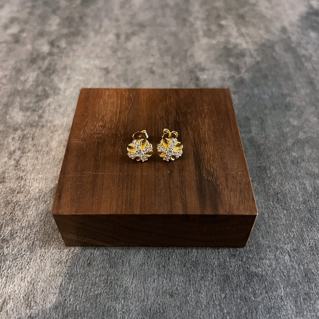 Chrome Hearts（クロム・ハーツ）の金メッキで全面に石を埋めたクロスフラワーイヤリング