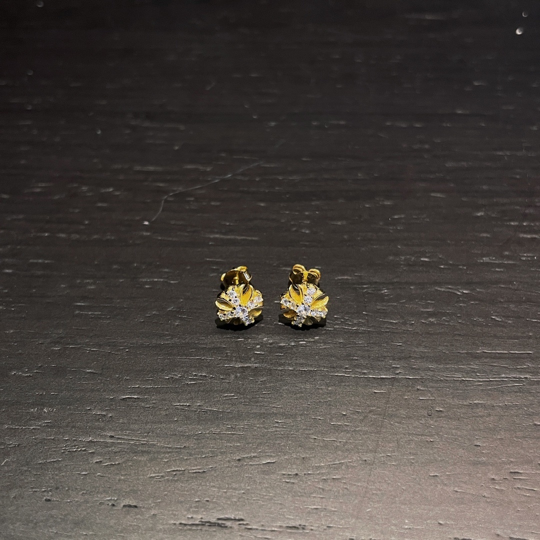 Chrome Hearts（クロム・ハーツ）の金メッキで全面に石を埋めたクロスフラワーイヤリング