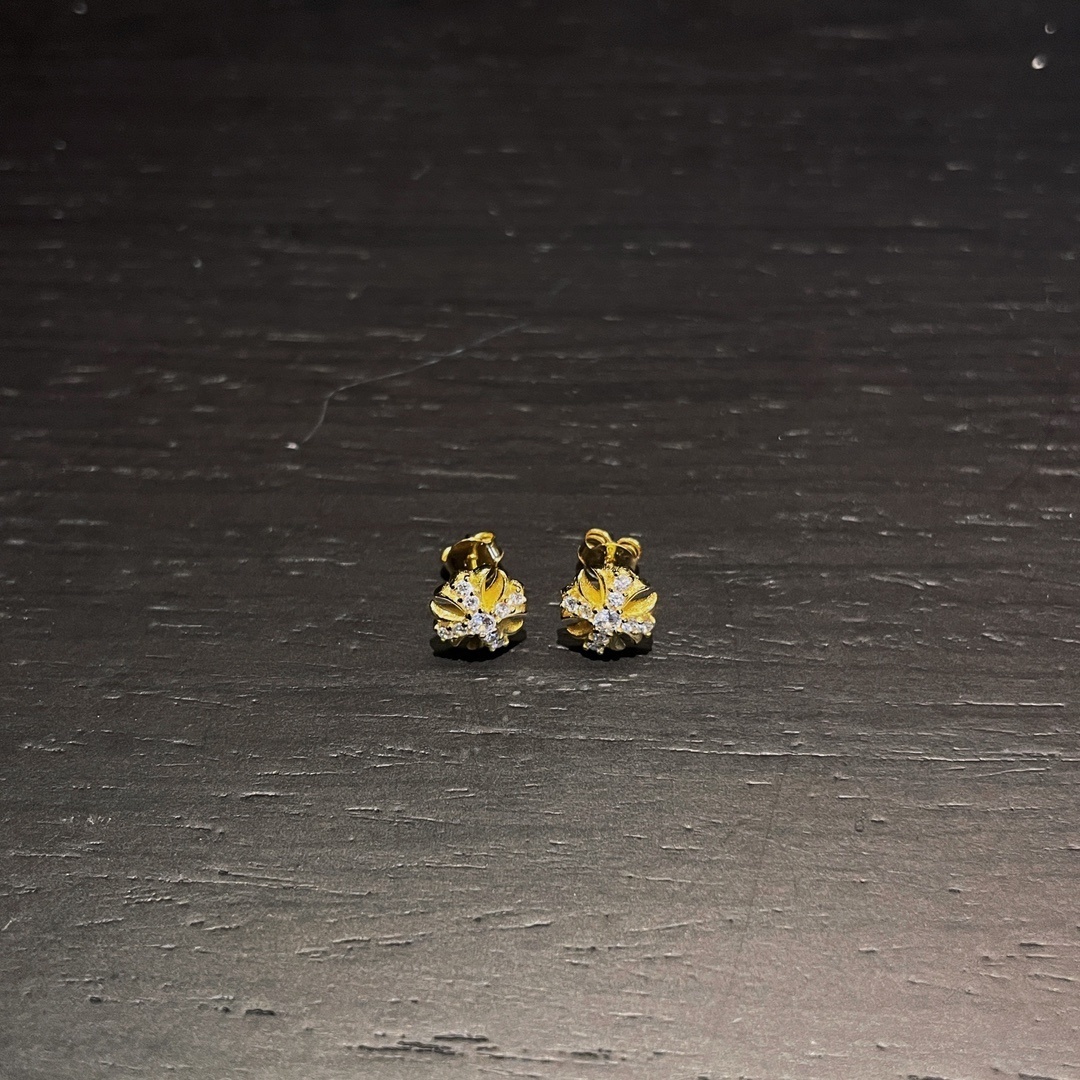 Chrome Hearts（クロム・ハーツ）の金メッキで全面に石を埋めたクロスフラワーイヤリング