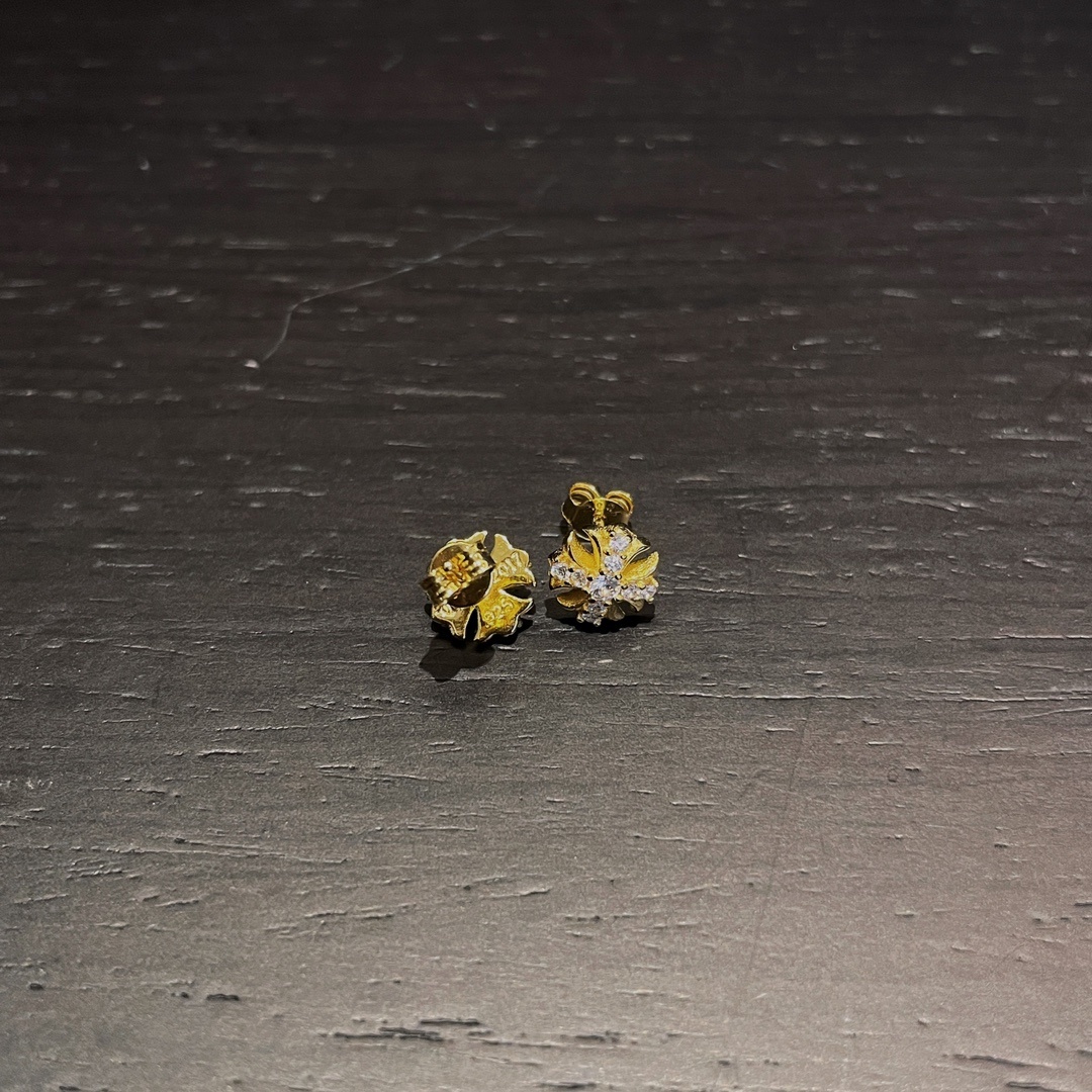 Chrome Hearts（クロム・ハーツ）の金メッキで全面に石を埋めたクロスフラワーイヤリング