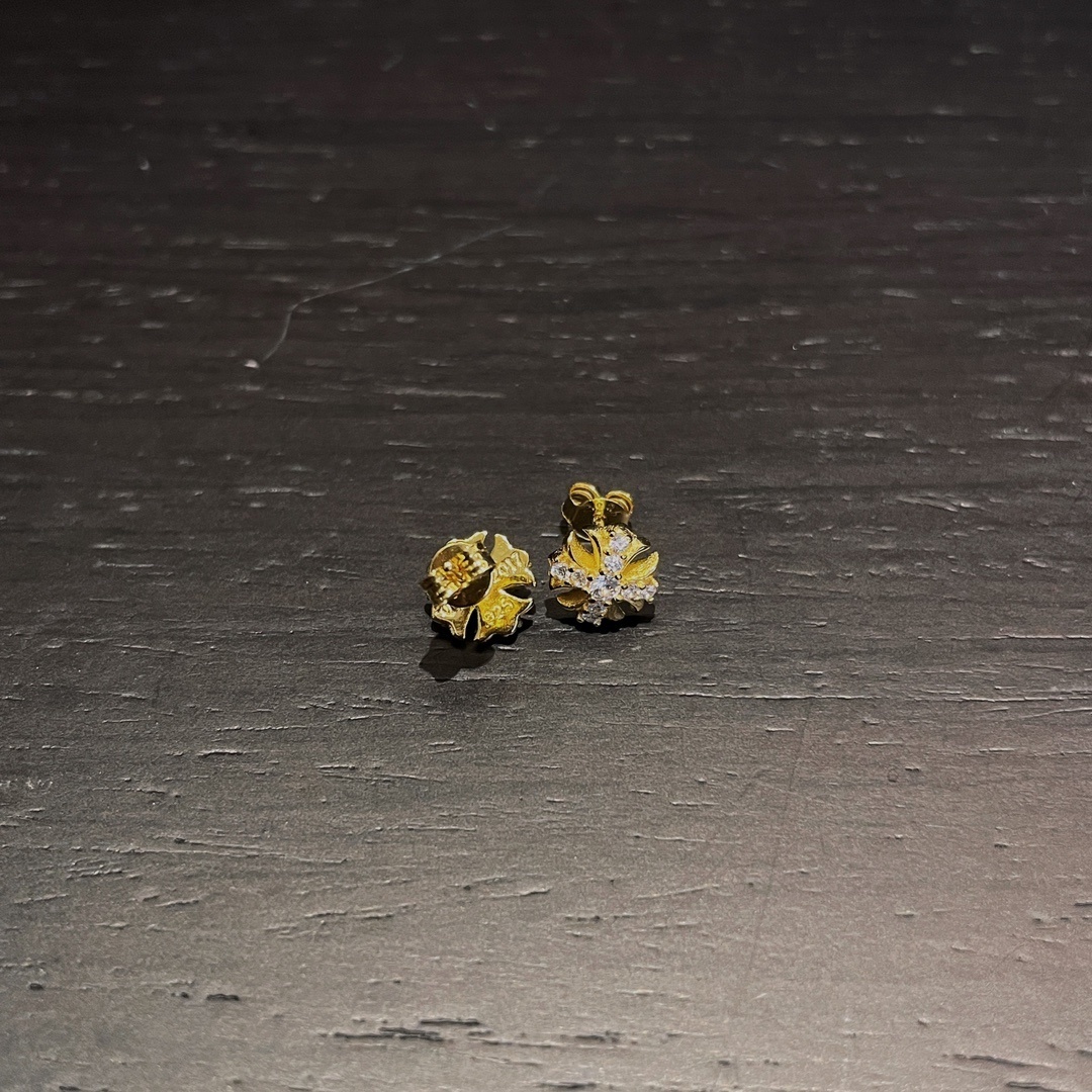 Chrome Hearts（クロム・ハーツ）の金メッキで全面に石を埋めたクロスフラワーイヤリング