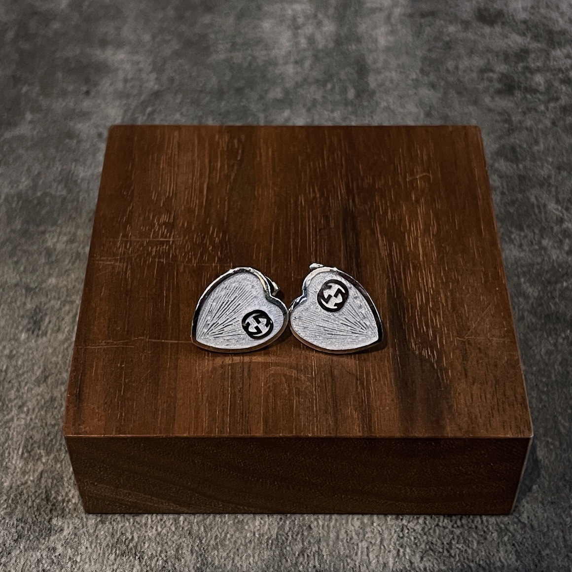 Gucci（グッチ）のパープル色のエナメル入り愛心（ハート）イヤリング