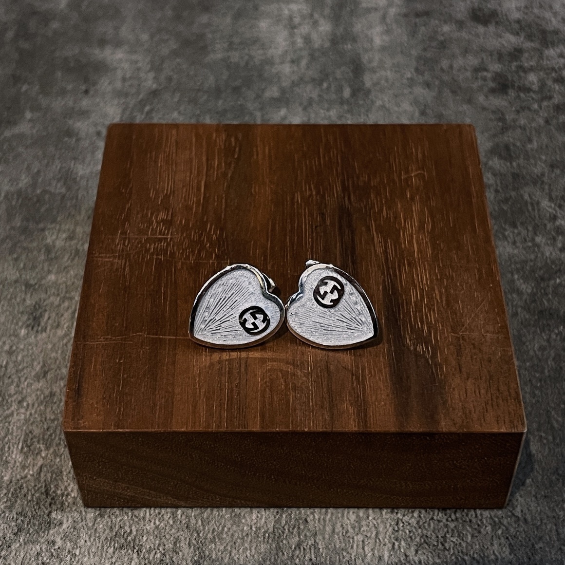 Gucci（グッチ）のパープル色のエナメル入り愛心（ハート）イヤリング