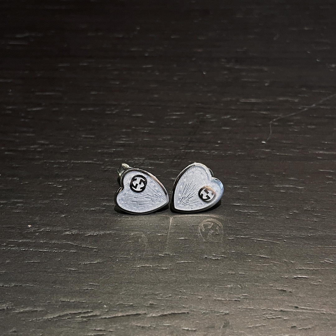 Gucci（グッチ）のパープル色のエナメル入り愛心（ハート）イヤリング