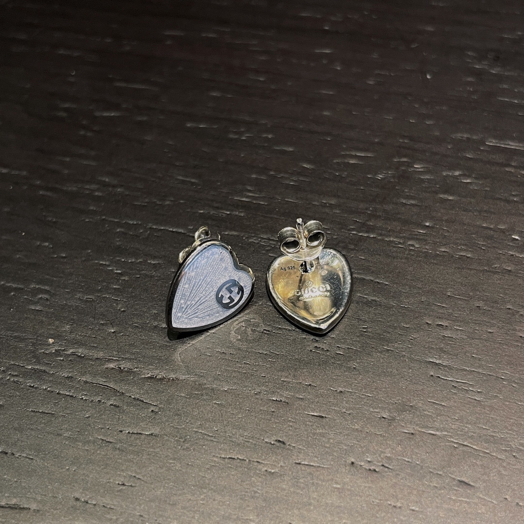 Gucci（グッチ）のパープル色のエナメル入り愛心（ハート）イヤリング