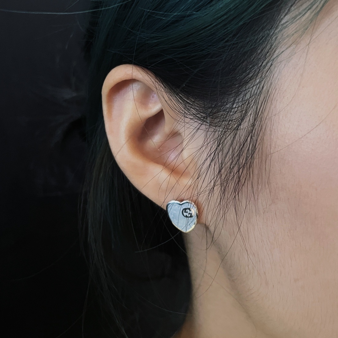 Gucci（グッチ）のパープル色のエナメル入り愛心（ハート）イヤリング