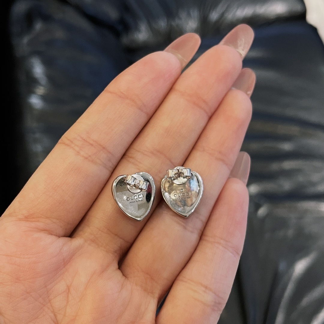 Gucci（グッチ）のパープル色のエナメル入り愛心（ハート）イヤリング