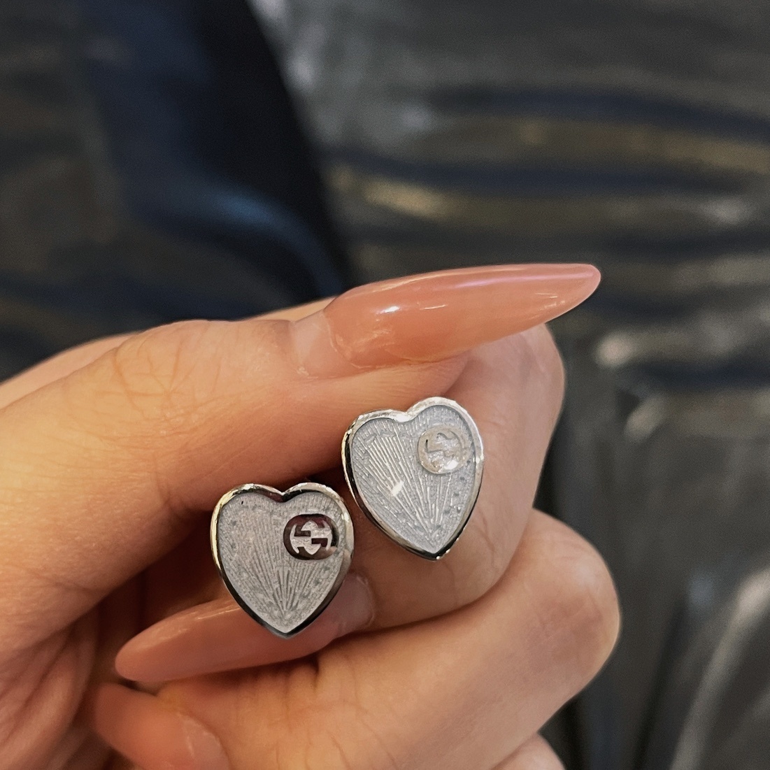 Gucci（グッチ）のパープル色のエナメル入り愛心（ハート）イヤリング