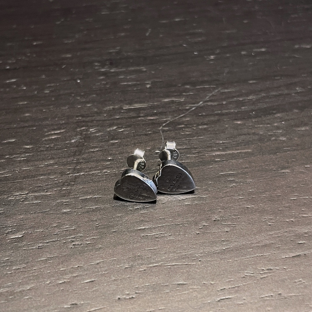 Gucci（グッチ）のツヤ出しの愛心（ハート）イヤリング