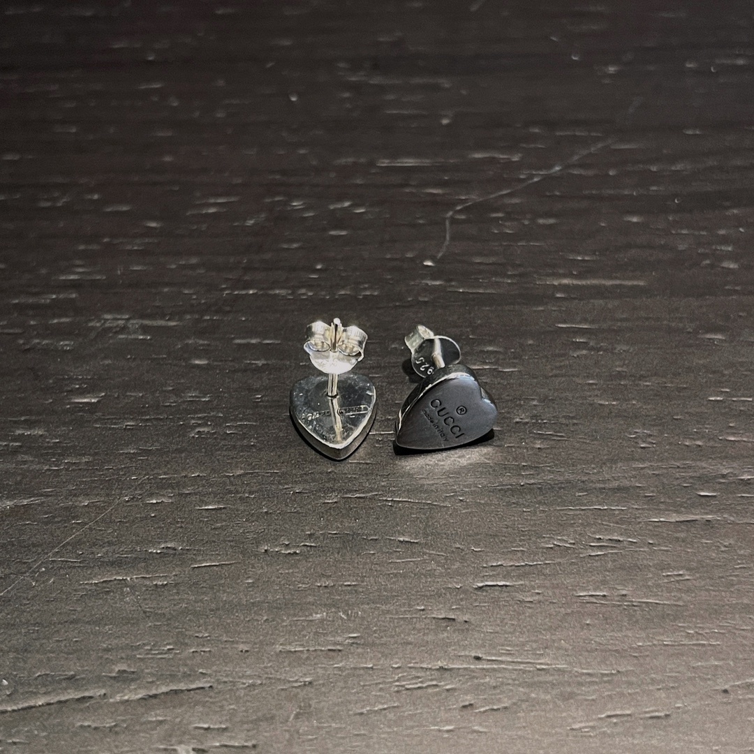 Gucci（グッチ）のツヤ出しの愛心（ハート）イヤリング