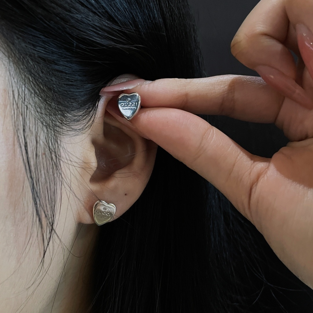 Gucci（グッチ）のツヤ出しの愛心（ハート）イヤリング