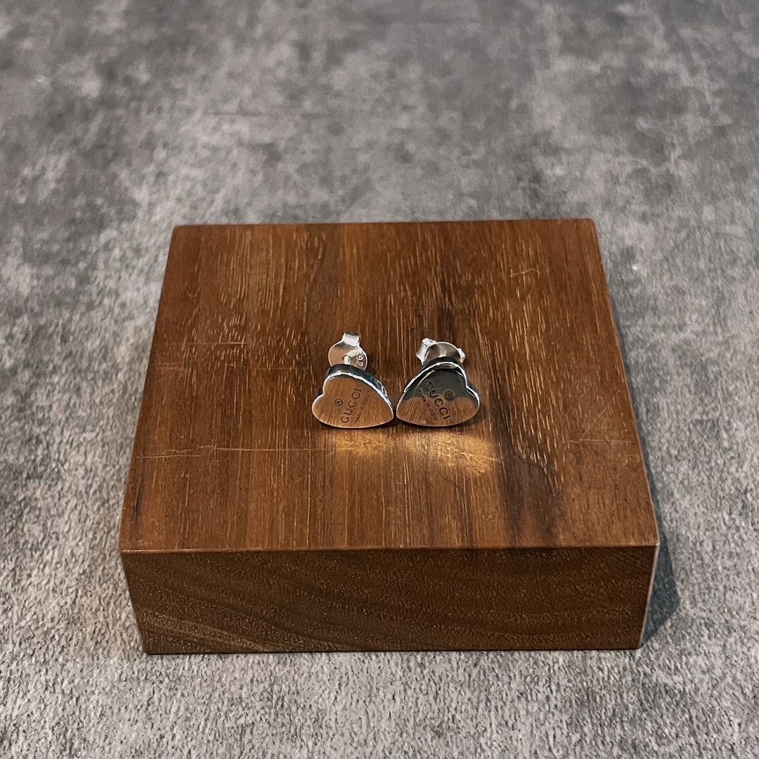 Gucci（グッチ）のツヤ出しの愛心（ハート）イヤリング