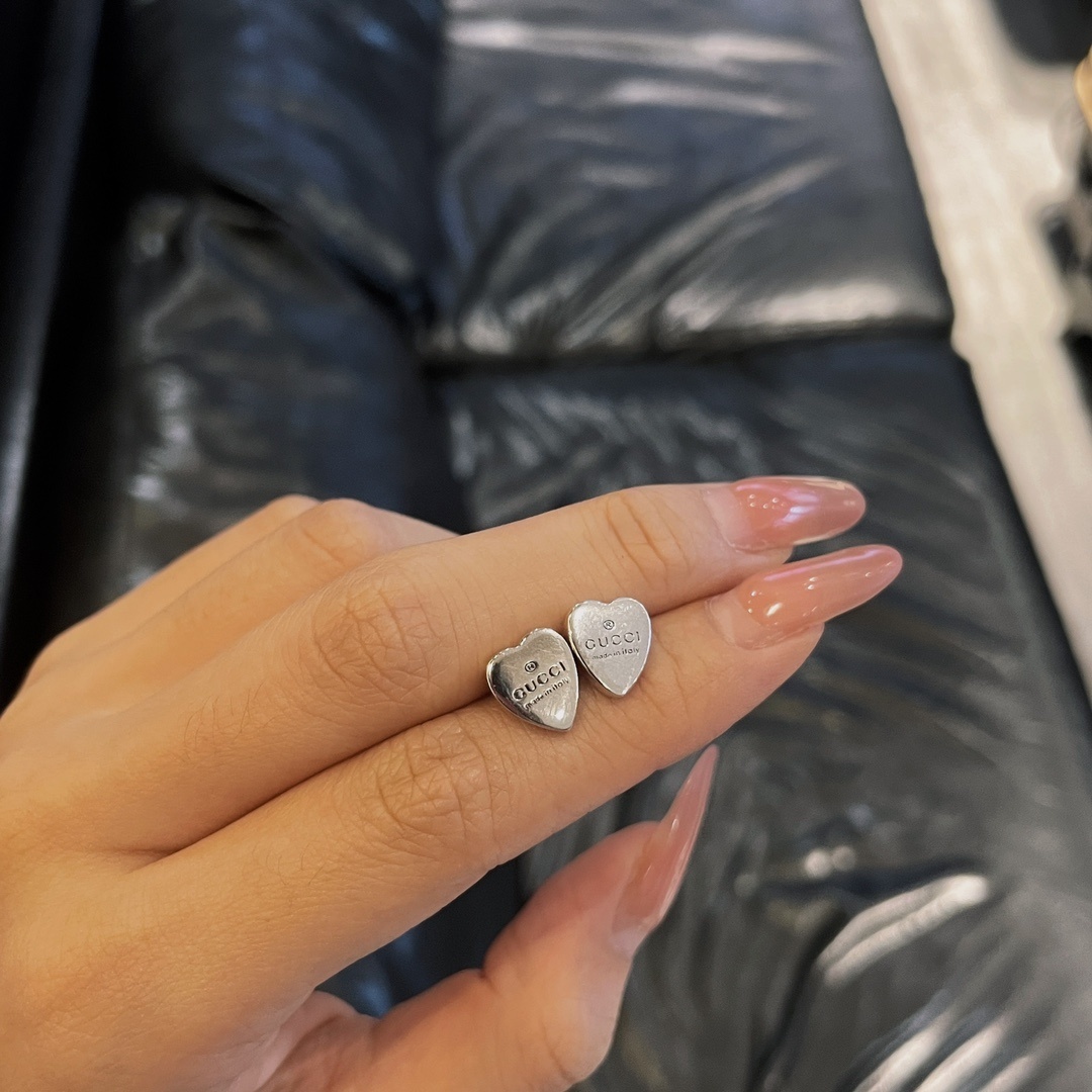 Gucci（グッチ）のツヤ出しの愛心（ハート）イヤリング