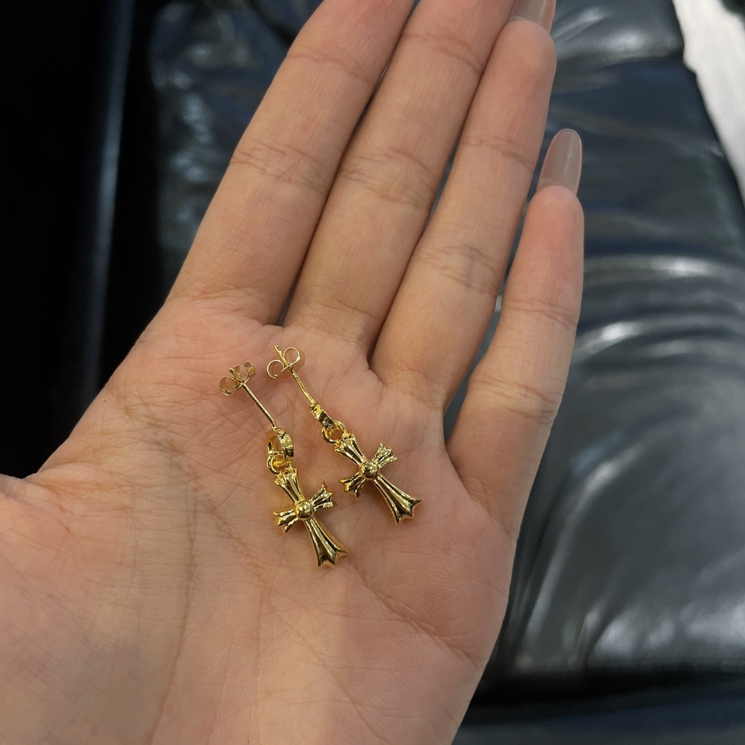 Chrome Hearts（クロム・ハーツ）の金メッキの十字架に青色ダイヤモンドを飾ったイヤリング