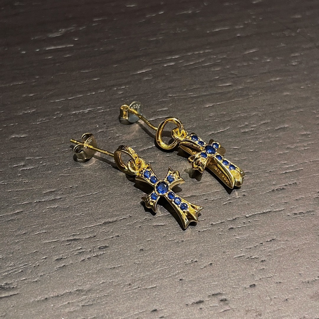 Chrome Hearts（クロム・ハーツ）の金メッキの十字架に青色ダイヤモンドを飾ったイヤリング