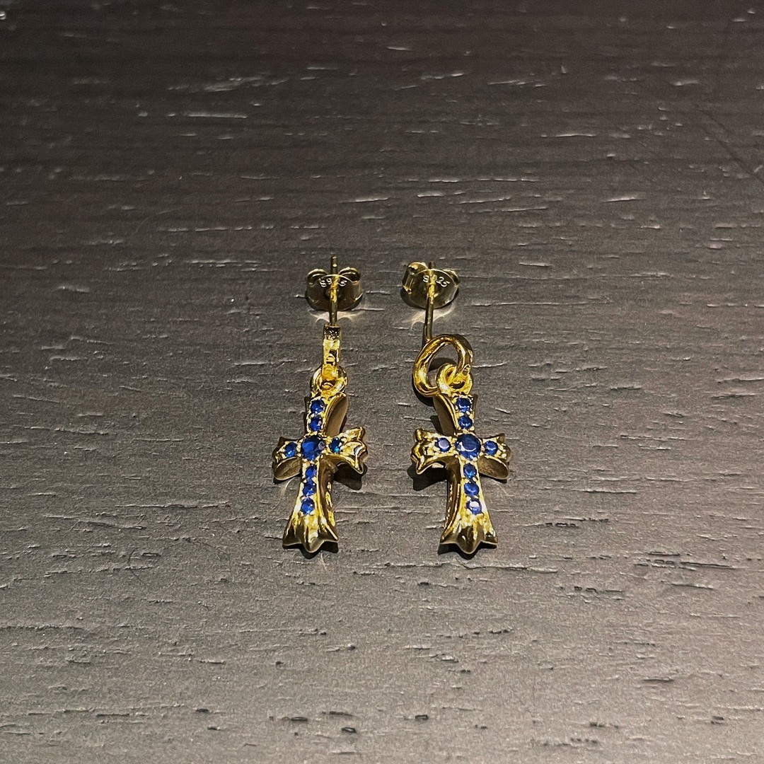 Chrome Hearts（クロム・ハーツ）の金メッキの十字架に青色ダイヤモンドを飾ったイヤリング