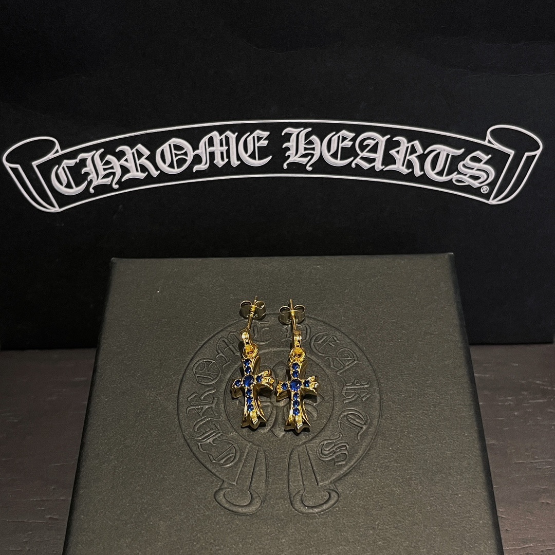 Chrome Hearts（クロム・ハーツ）の金メッキの十字架に青色ダイヤモンドを飾ったイヤリング