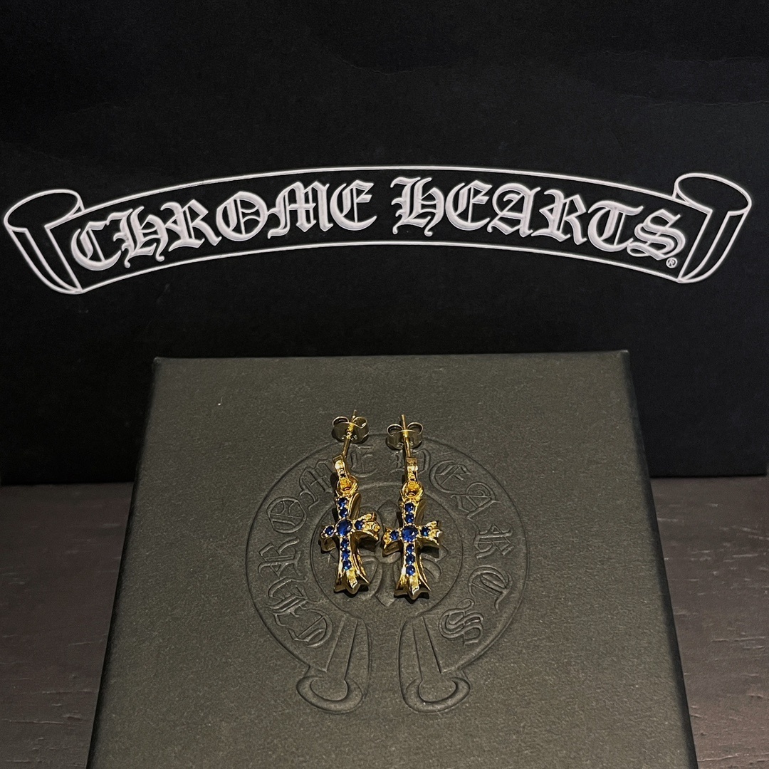 Chrome Hearts（クロム・ハーツ）の金メッキの十字架に青色ダイヤモンドを飾ったイヤリング