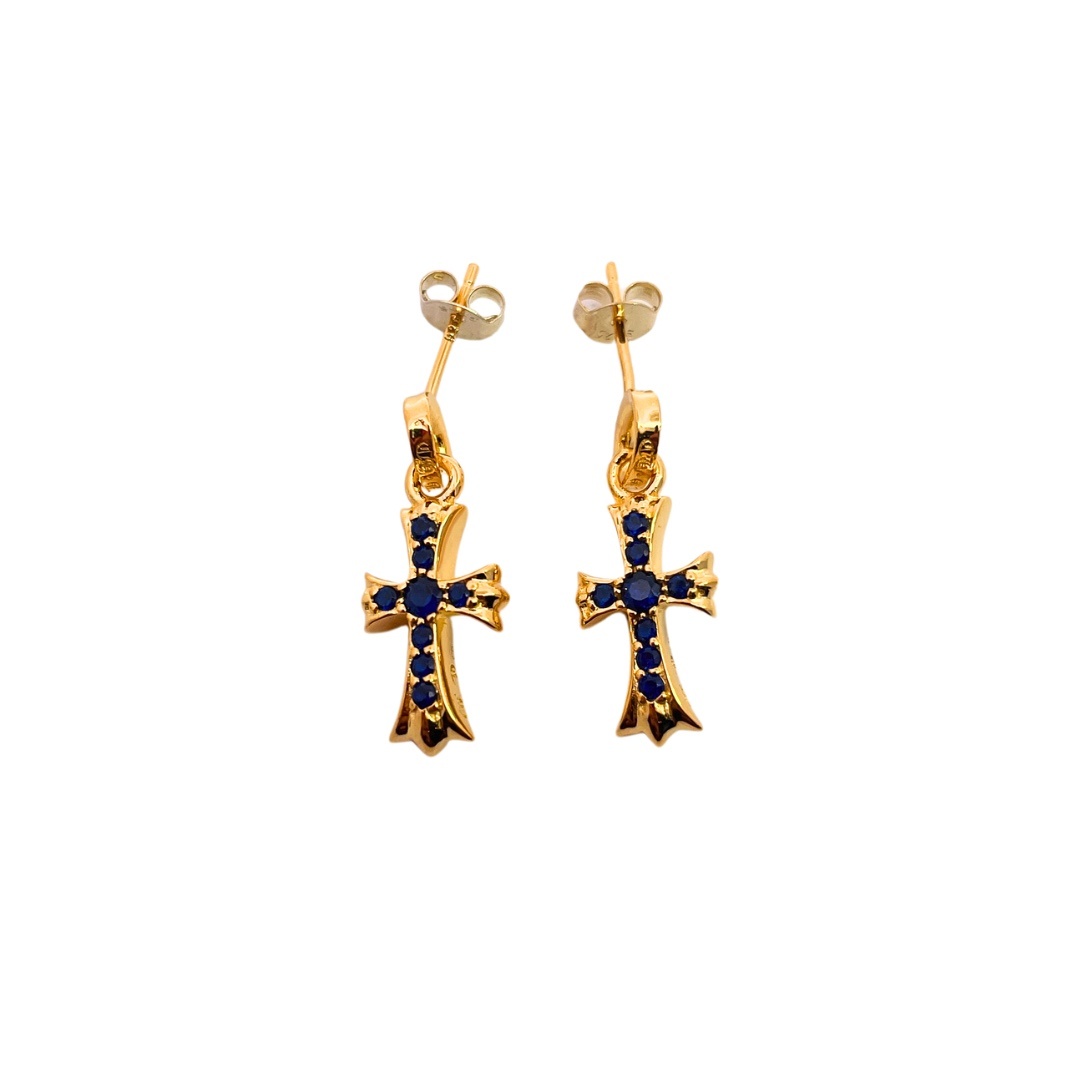 Chrome Hearts（クロム・ハーツ）の金メッキの十字架に青色ダイヤモンドを飾ったイヤリング