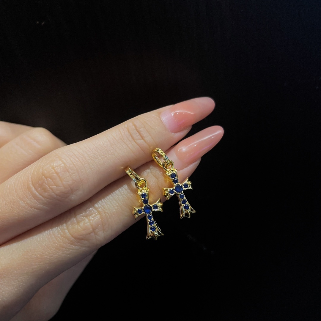Chrome Hearts（クロム・ハーツ）の金メッキの十字架に青色ダイヤモンドを飾ったイヤリング