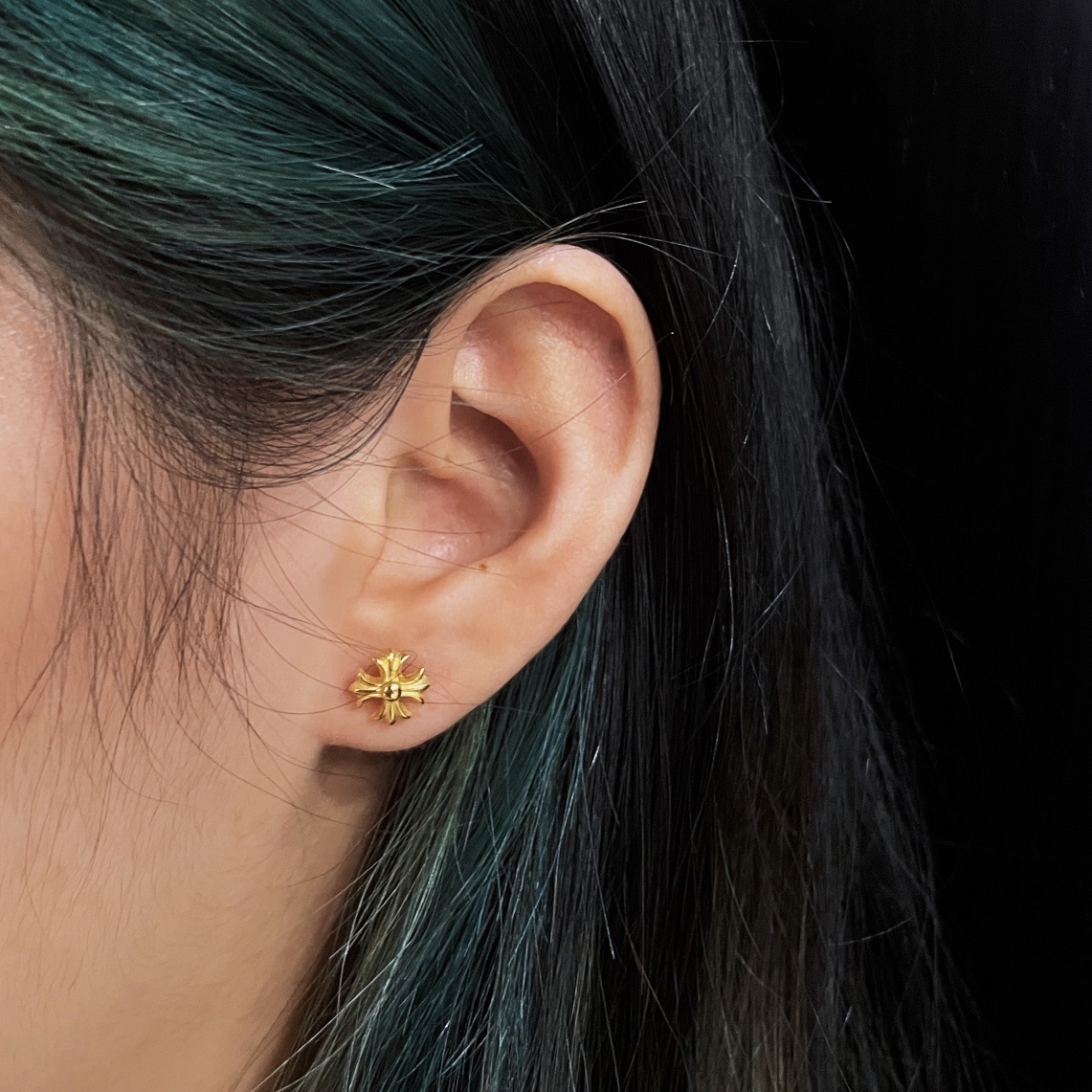 Chrome Hearts（クロム・ハーツ）の金メッキの小さなクロスフラワーイヤリング