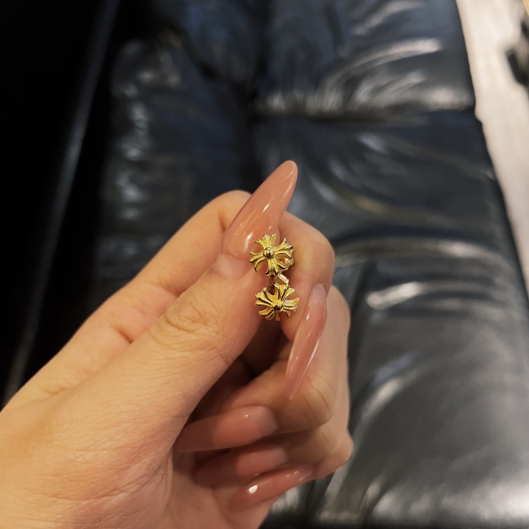 Chrome Hearts（クロム・ハーツ）の金メッキの小さなクロスフラワーイヤリング