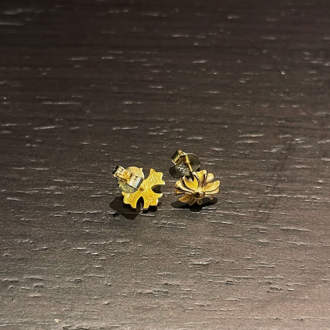 Chrome Hearts（クロム・ハーツ）の金メッキの小さなクロスフラワーイヤリング