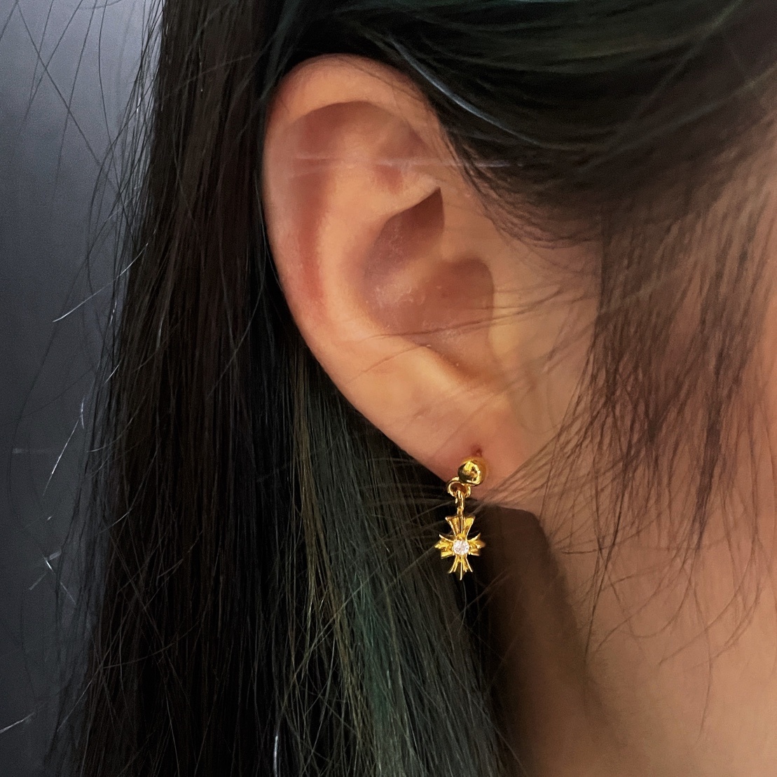 Chrome Hearts (クロム・ハーツ) の金メッキで石を埋めたシングルクロスフラワーイヤリング