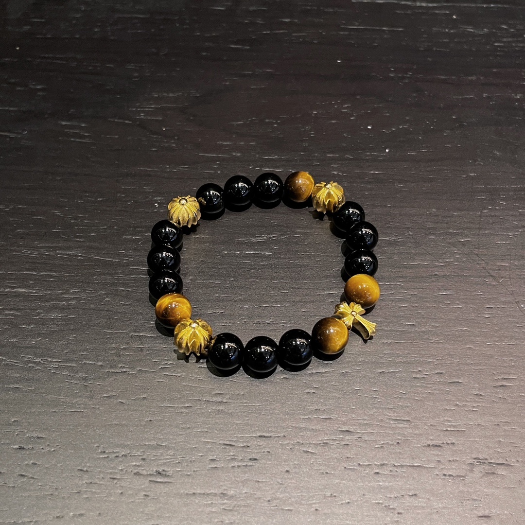 Chrome Hearts（クロム・ハーツ）のクロスモチーフの黒瑪瑙と琥珀石入りのハンドブレスレット