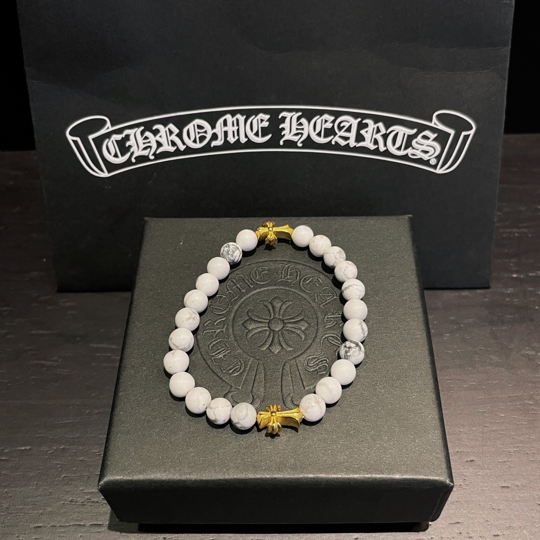 Chrome Hearts（クロム・ハーツ）のクロスモチーフの金メッキ白瑪瑙入りハンドブレスレット
