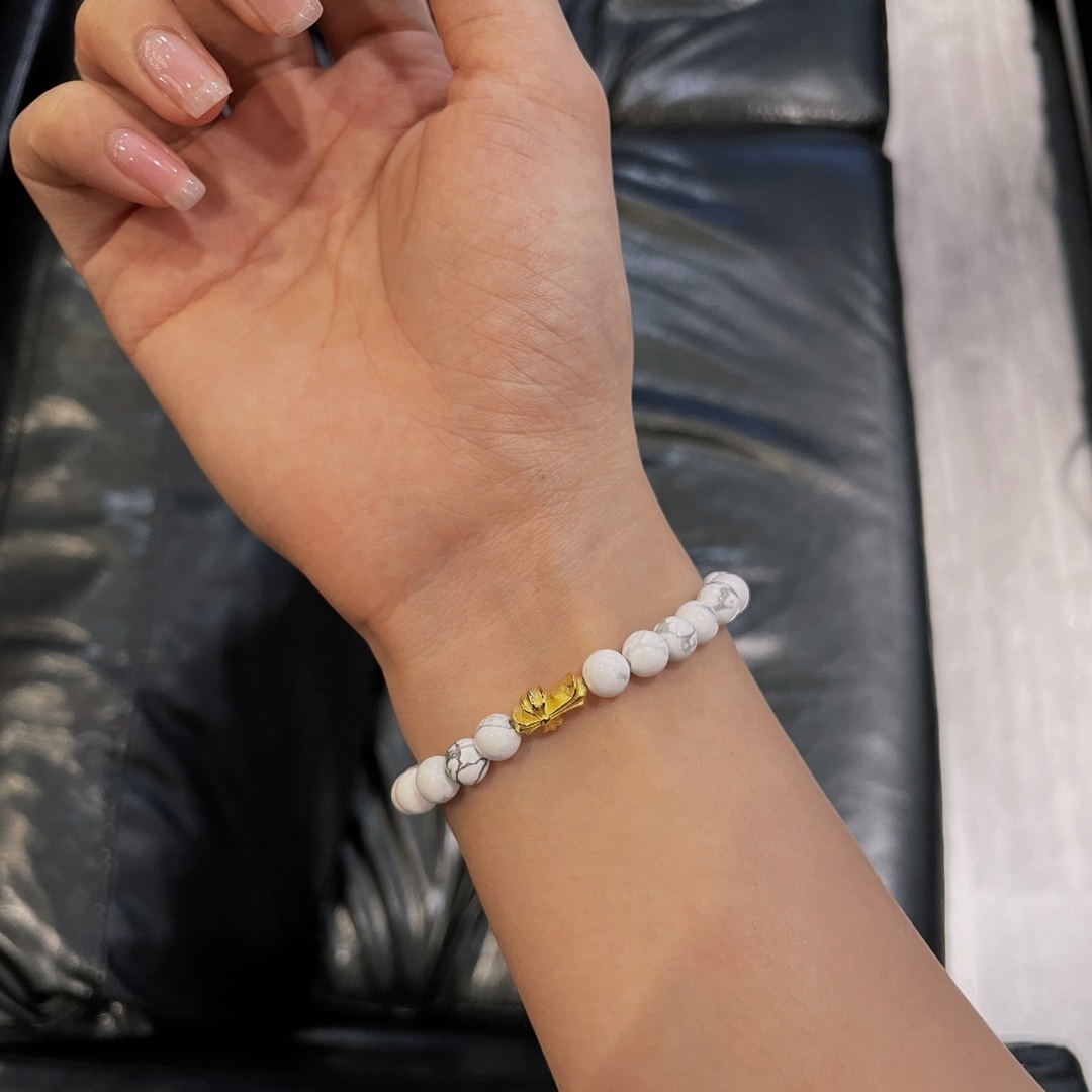 Chrome Hearts（クロム・ハーツ）のクロスモチーフの金メッキ白瑪瑙入りハンドブレスレット