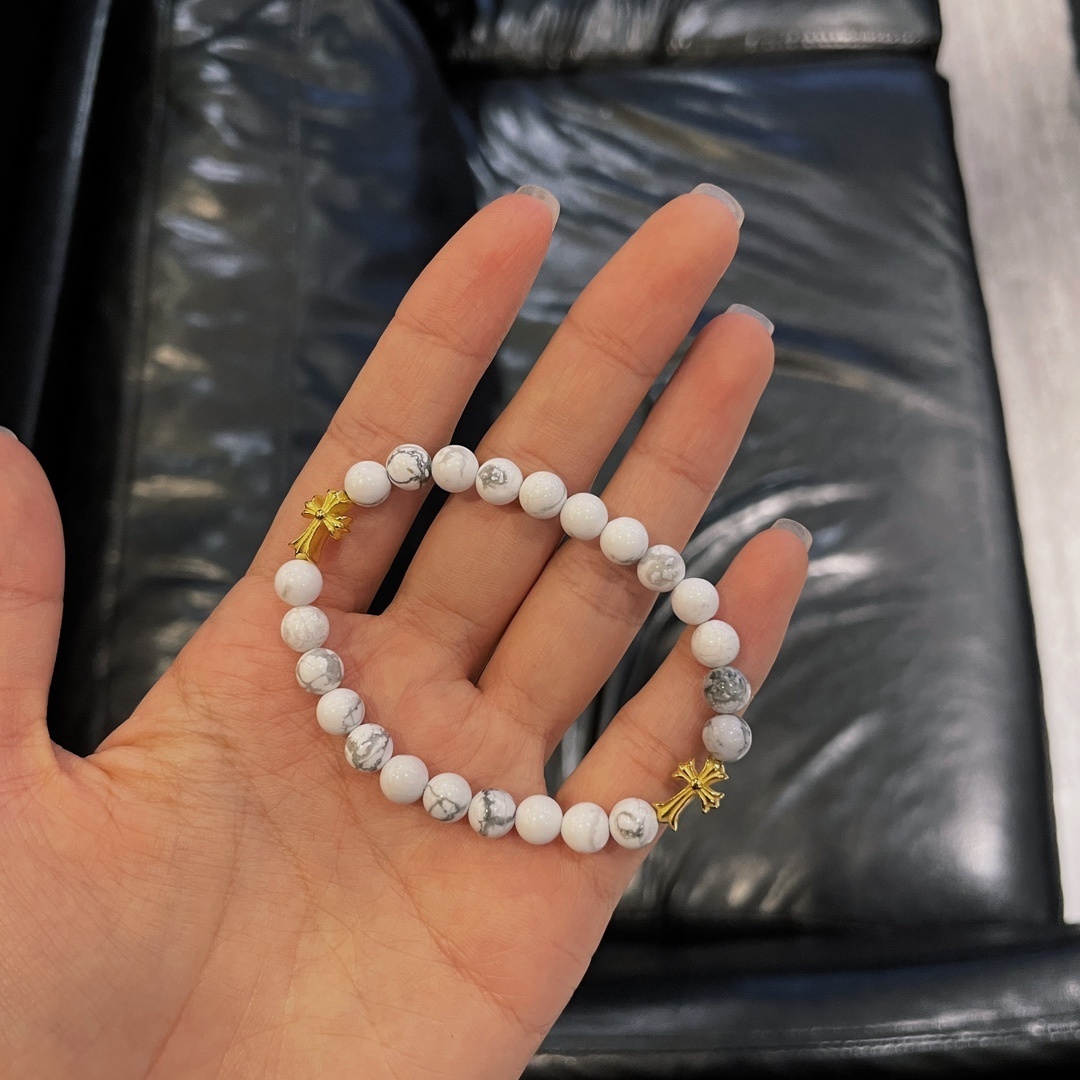 Chrome Hearts（クロム・ハーツ）のクロスモチーフの金メッキ白瑪瑙入りハンドブレスレット