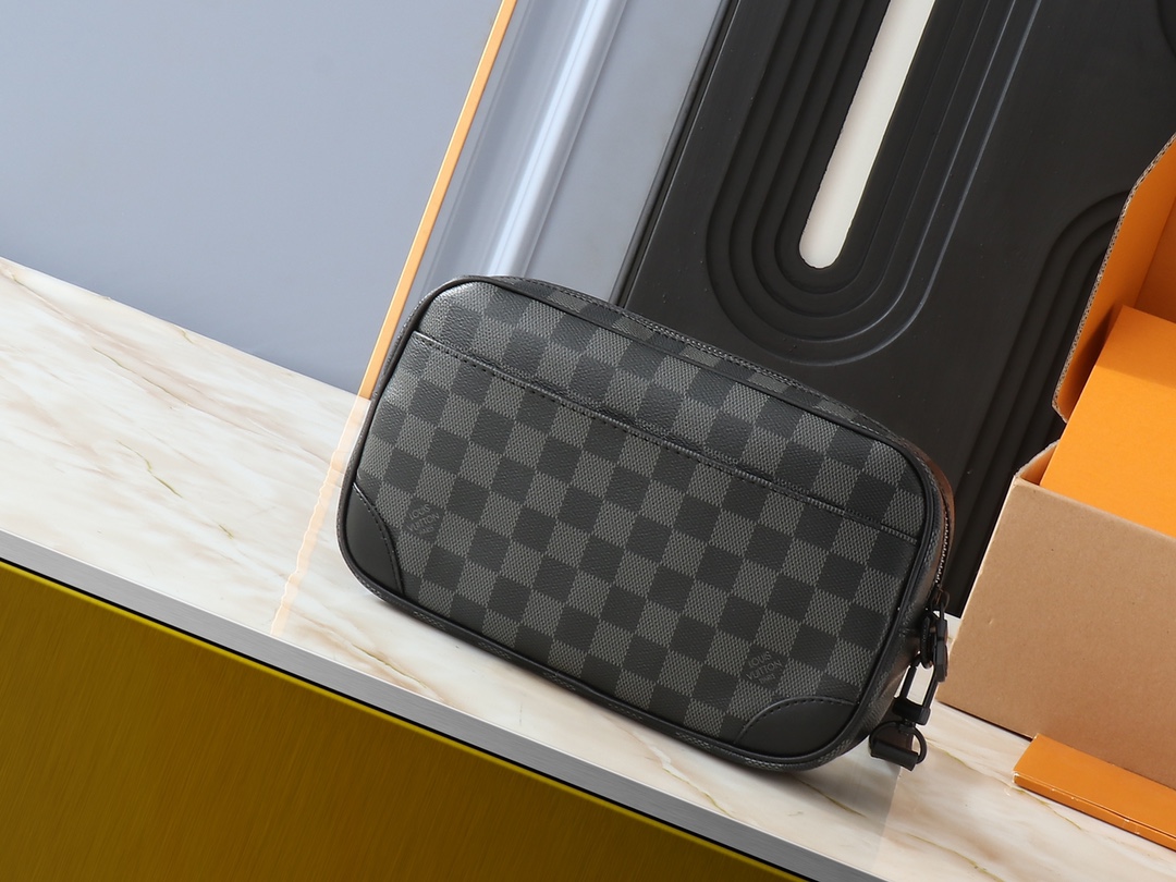 POCHETTE KASAI ポチェット M82076 は、ルイヴィトンが男性向けにデザインしたファッションアイテムです。