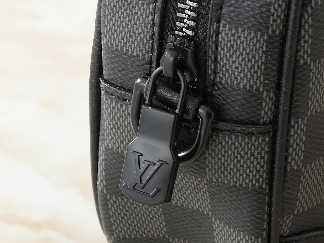 POCHETTE KASAI ポチェット M82076 は、ルイヴィトンが男性向けにデザインしたファッションアイテムです。