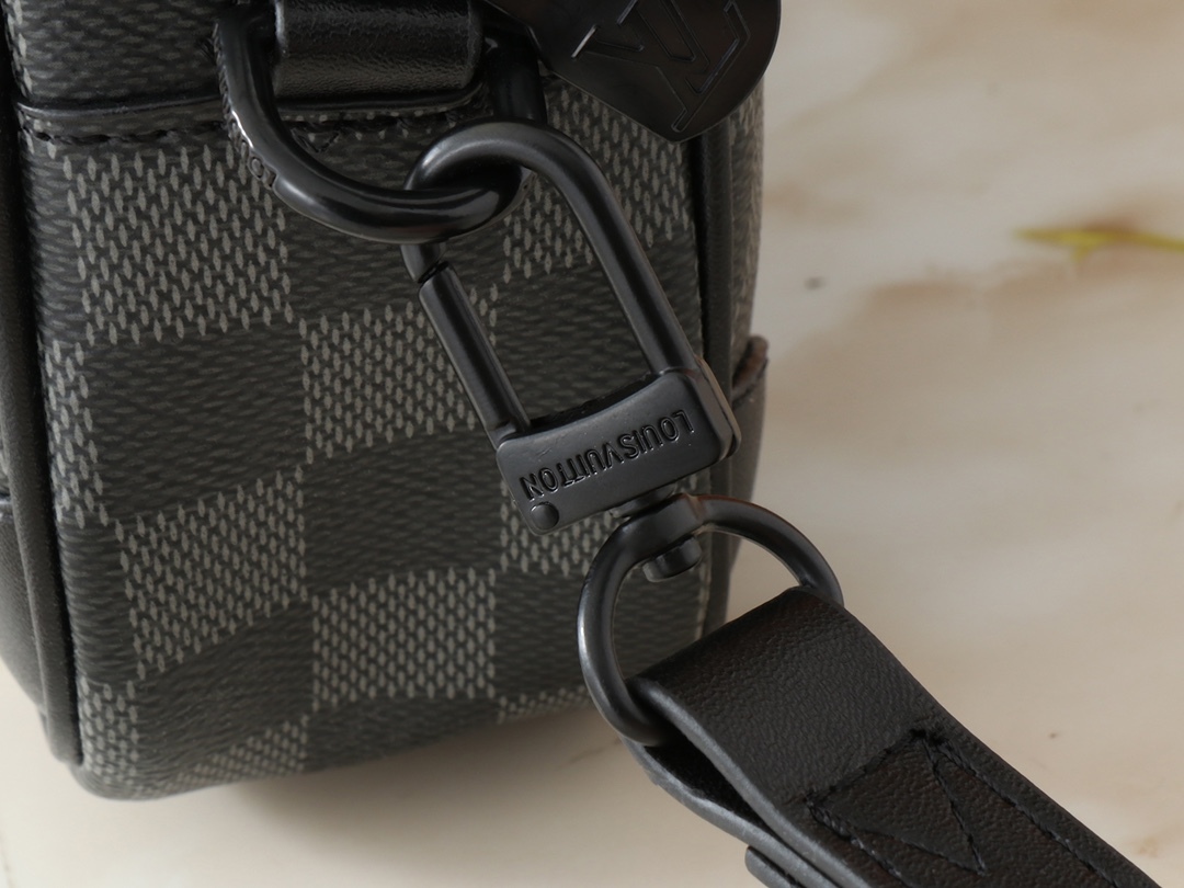 POCHETTE KASAI ポチェット M82076 は、ルイヴィトンが男性向けにデザインしたファッションアイテムです。