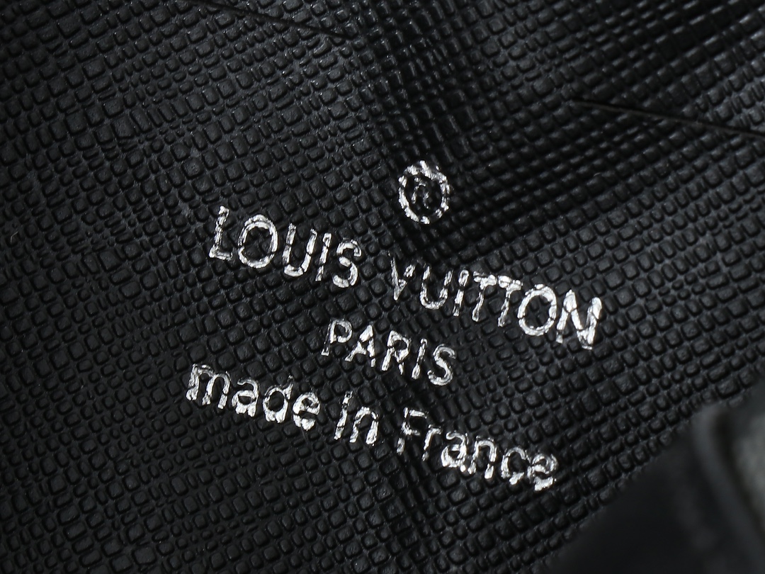 POCHETTE KASAI ポチェット M82076 は、ルイヴィトンが男性向けにデザインしたファッションアイテムです。