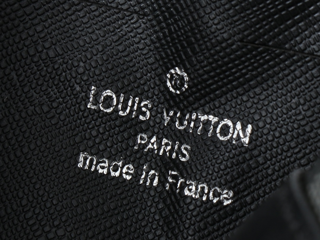 POCHETTE KASAI ポチェット M82076 は、ルイヴィトンが男性向けにデザインしたファッションアイテムです。