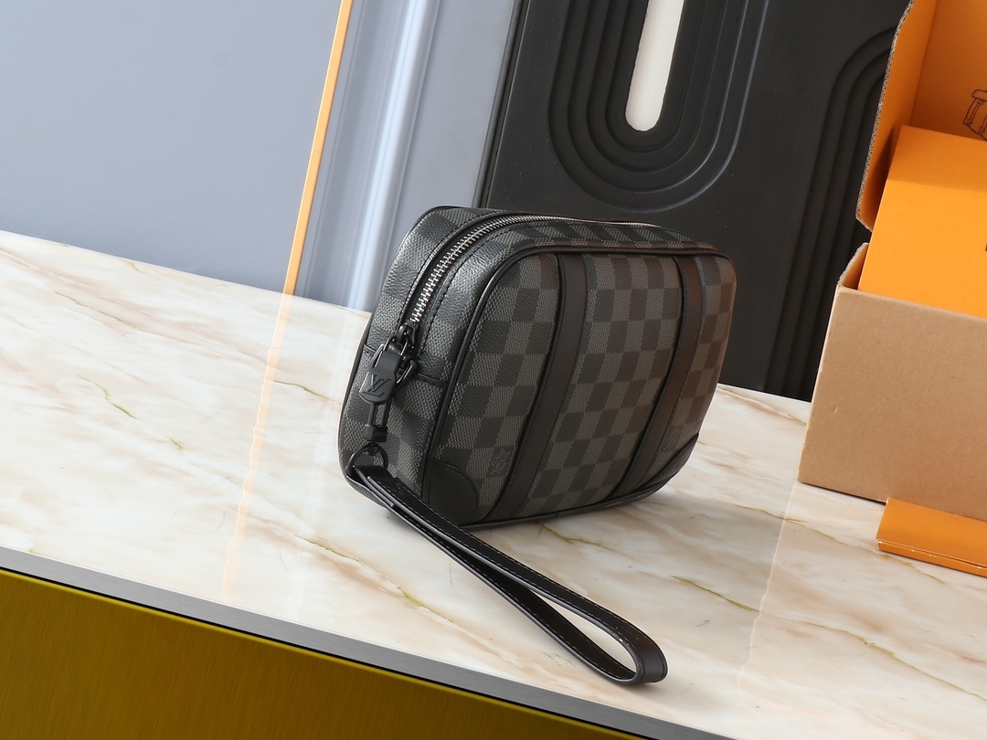 POCHETTE KASAI ポチェット M82076 は、ルイヴィトンが男性向けにデザインしたファッションアイテムです。