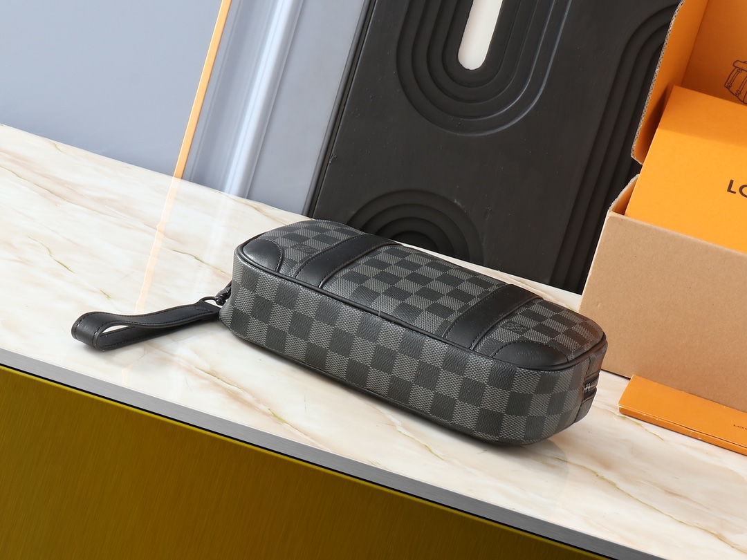 POCHETTE KASAI ポチェット M82076 は、ルイヴィトンが男性向けにデザインしたファッションアイテムです。