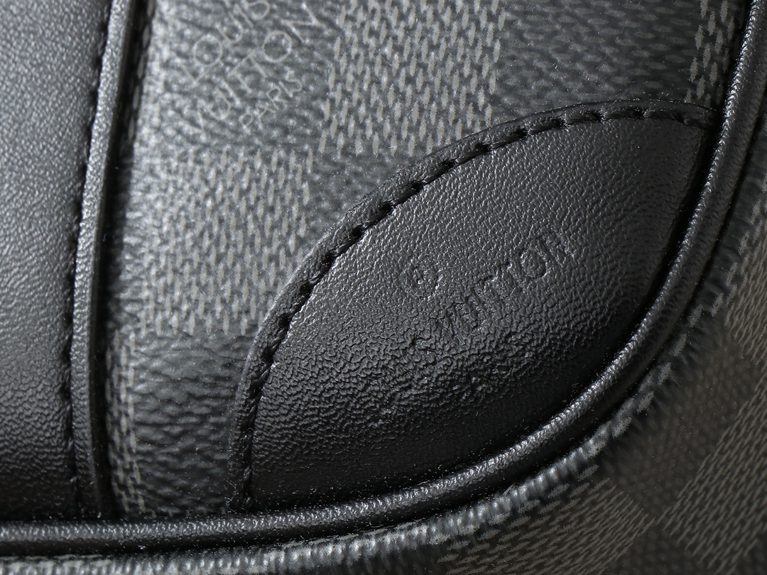 POCHETTE KASAI ポチェット M82076 は、ルイヴィトンが男性向けにデザインしたファッションアイテムです。