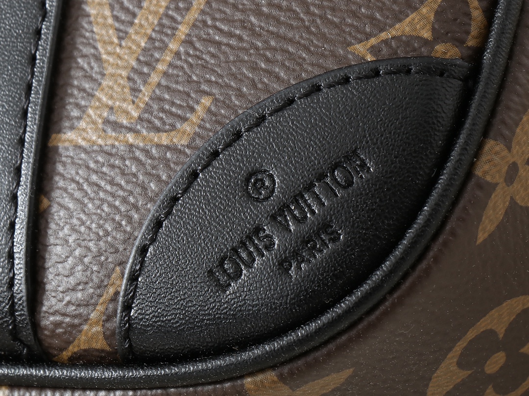 ルイヴィトンの POCHETTE KASAI ハンドバッグ（商品番号 M82076）、男性のためにデザインされた魅力的なアイテムです。