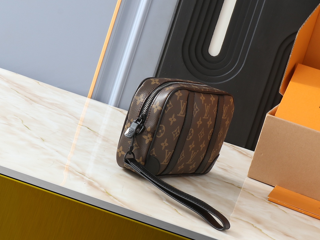 ルイヴィトンの POCHETTE KASAI ハンドバッグ（商品番号 M82076）、男性のためにデザインされた魅力的なアイテムです。