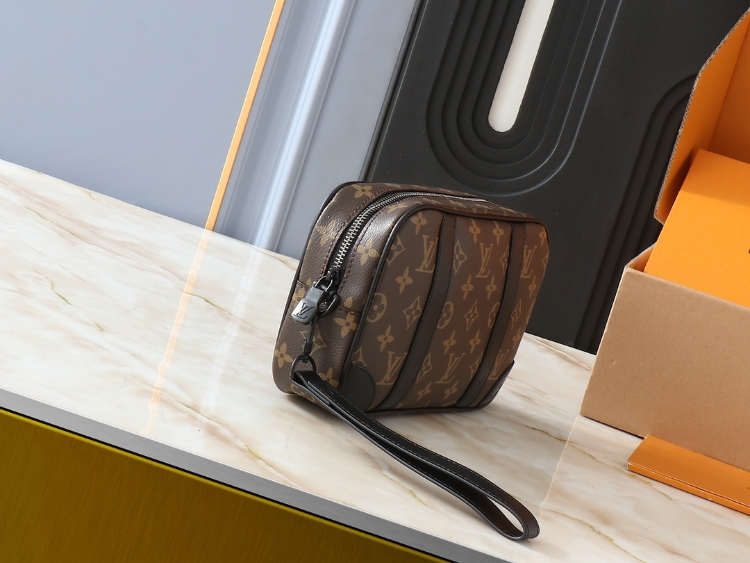 ルイヴィトンの POCHETTE KASAI ハンドバッグ（商品番号 M82076）、男性のためにデザインされた魅力的なアイテムです。